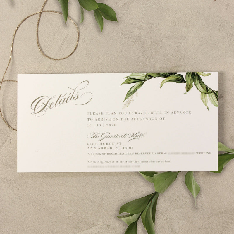 Avvolgimento in pergamena botanica con invito in plexi acrilico trasparente di design - inciso