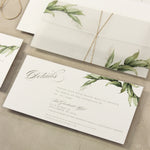 Avvolgimento in pergamena botanica con invito in plexi acrilico trasparente di design - inciso