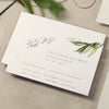 Avvolgimento in pergamena botanica con invito in plexi acrilico trasparente di design - inciso