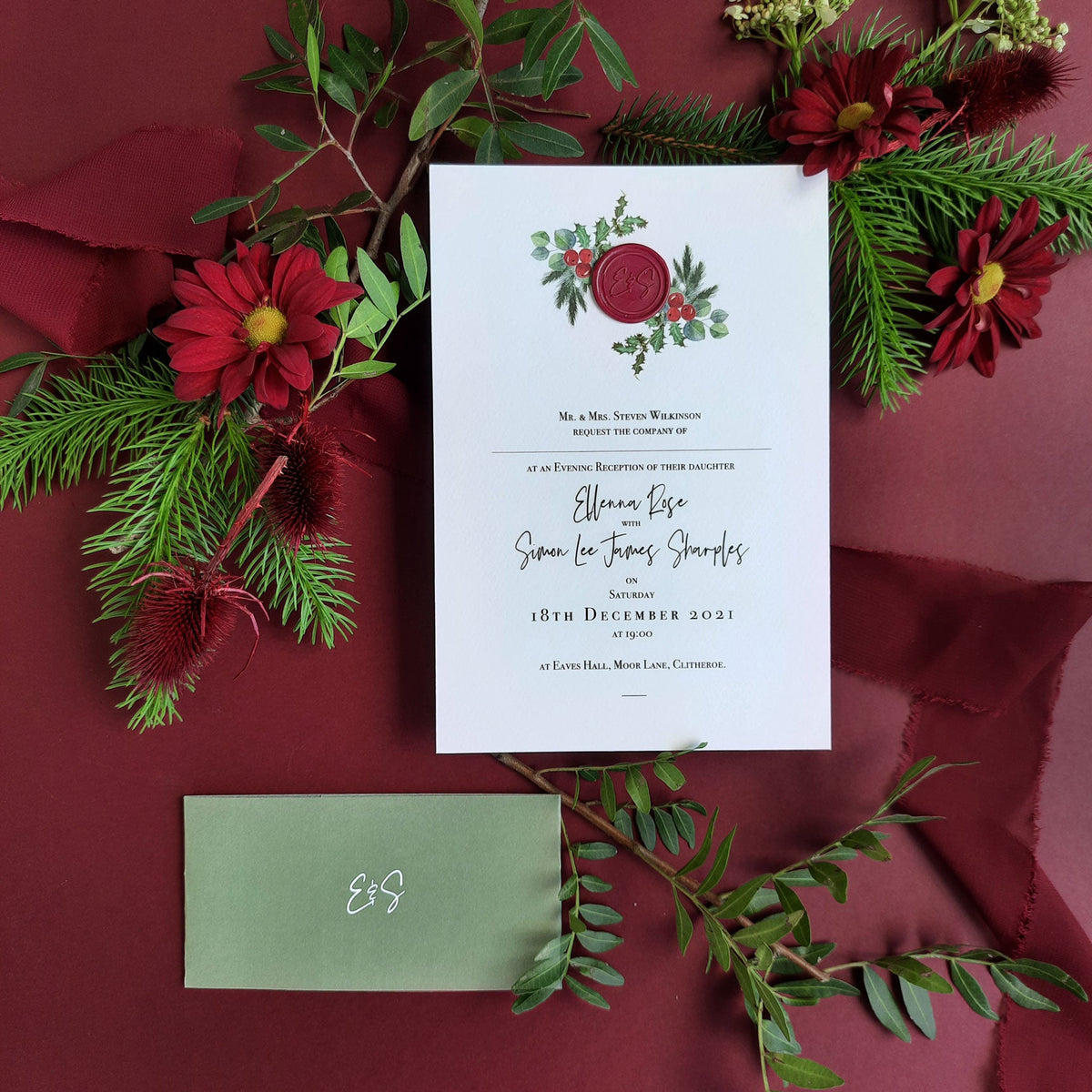 Le gui baiser | Invitations de mariage de Noël avec salle de véllum monogramme de sceau de cire