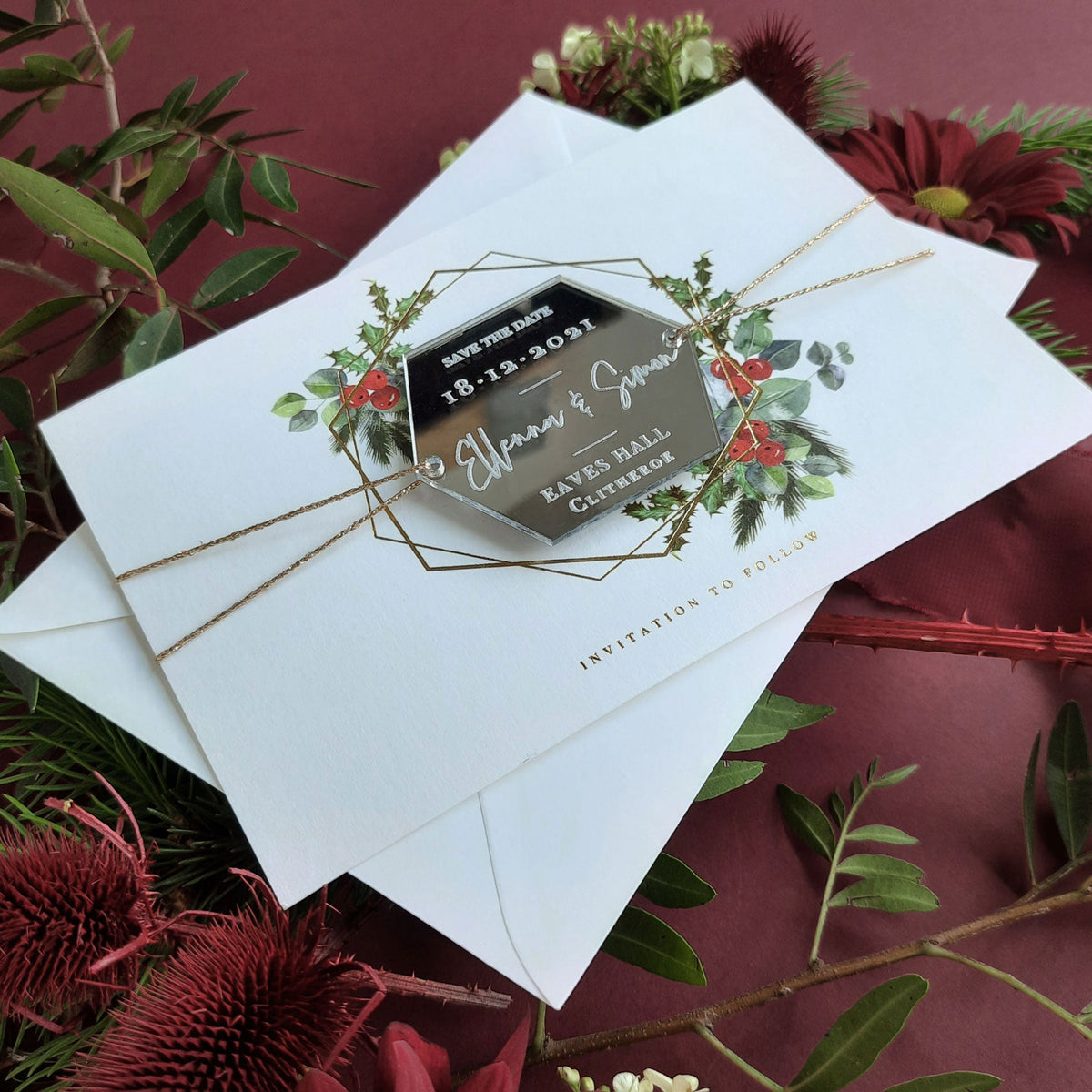 Bacio di vischio | Inviti di nozze natalizi con suite in pergamena monogramma con sigillo in ceralacca