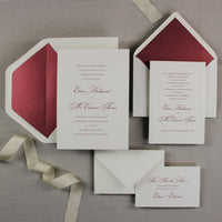 Triple élégant Triple Cadre coulé en relief avec des enveloppes doublées et une invitation classique du jour du mariage de la calligraphie