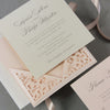 Invito serale stile morbido pesca con pizzo tagliato al laser estraibile + biglietto RSVP