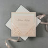 Invito serale stile morbido pesca con pizzo tagliato al laser estraibile + biglietto RSVP