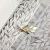 Invito per il giorno in pizzo con foglie tagliate al laser intricato con arco apribile