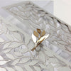 Invito per il giorno in pizzo con foglie tagliate al laser intricato con arco apribile