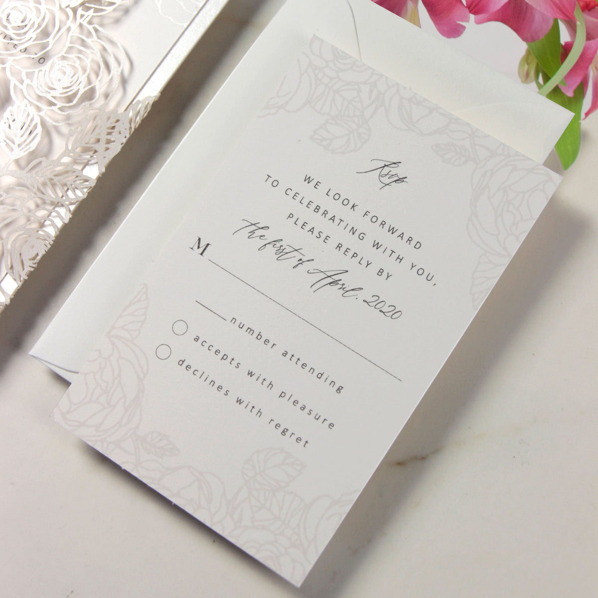 Détail de roses coupées au laser complexe avec une invitation du jour du mariage de style nombril du ventre de papier perlé