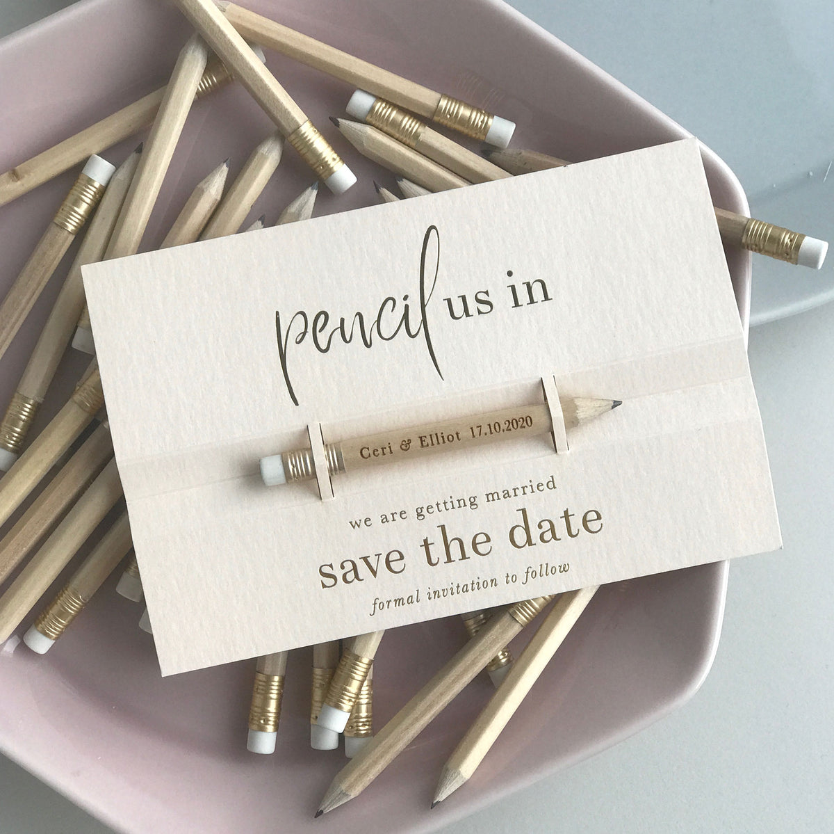 Reserve la fecha: llámenos en ✏ Tarjeta de boda en lámina real con sus nombres grabados