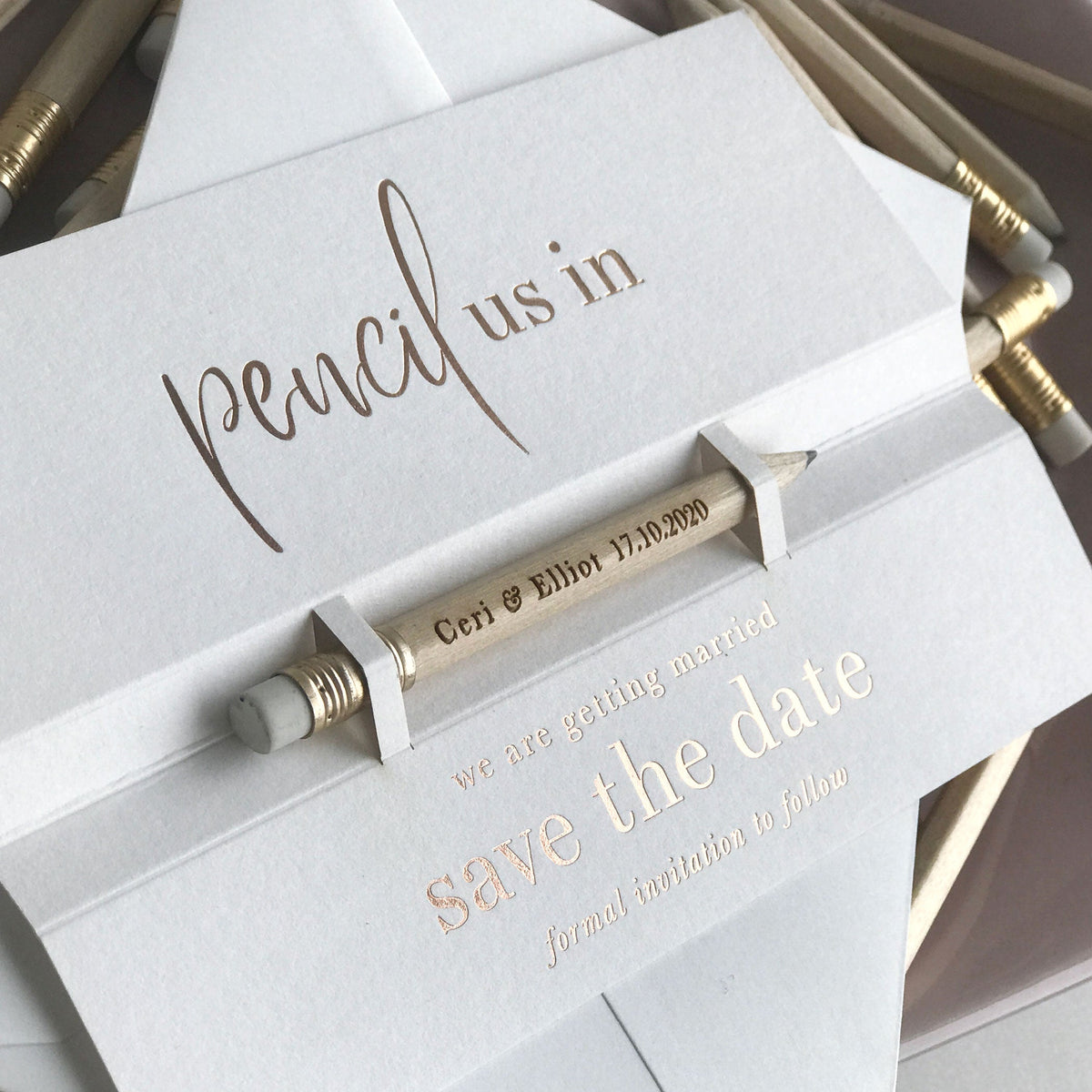 Lápices en ✏ Tarjeta de boda para guardar la fecha en rosa polvoriento con vuestros nombres grabados