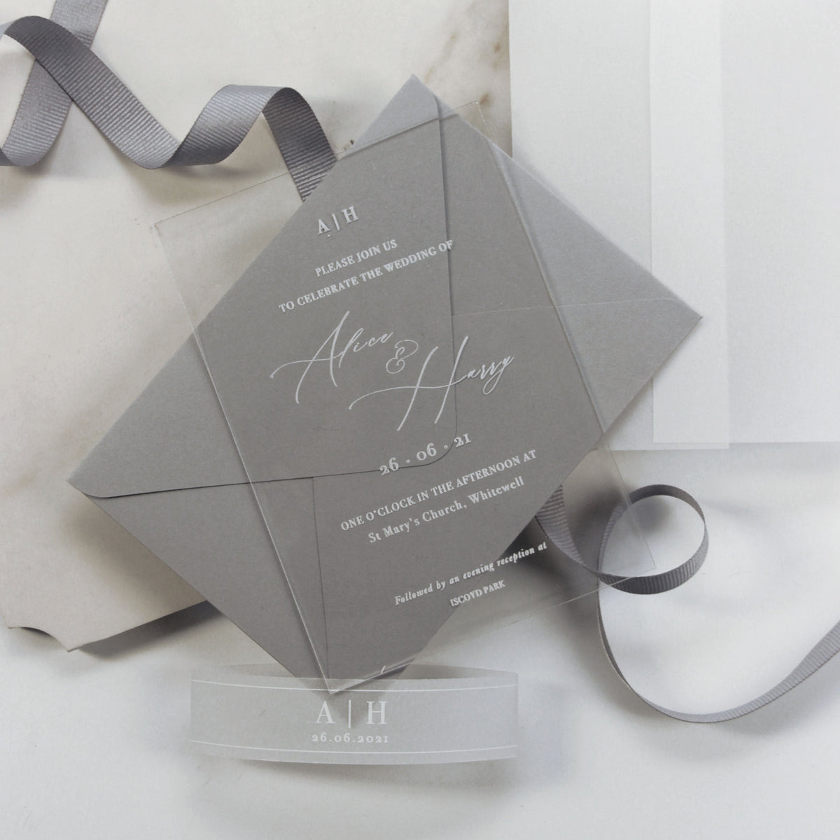 Enveloppe de vélin avec conception d'encre blanche en acrylique perspex voir à travers l'invitation plexi - gravé