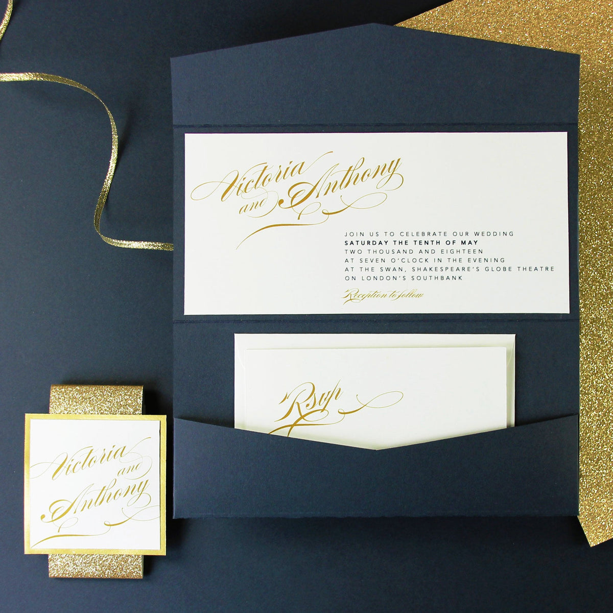 Suite per inviti di nozze con monogramma tascabile classico con monogramma blu scuro e oro