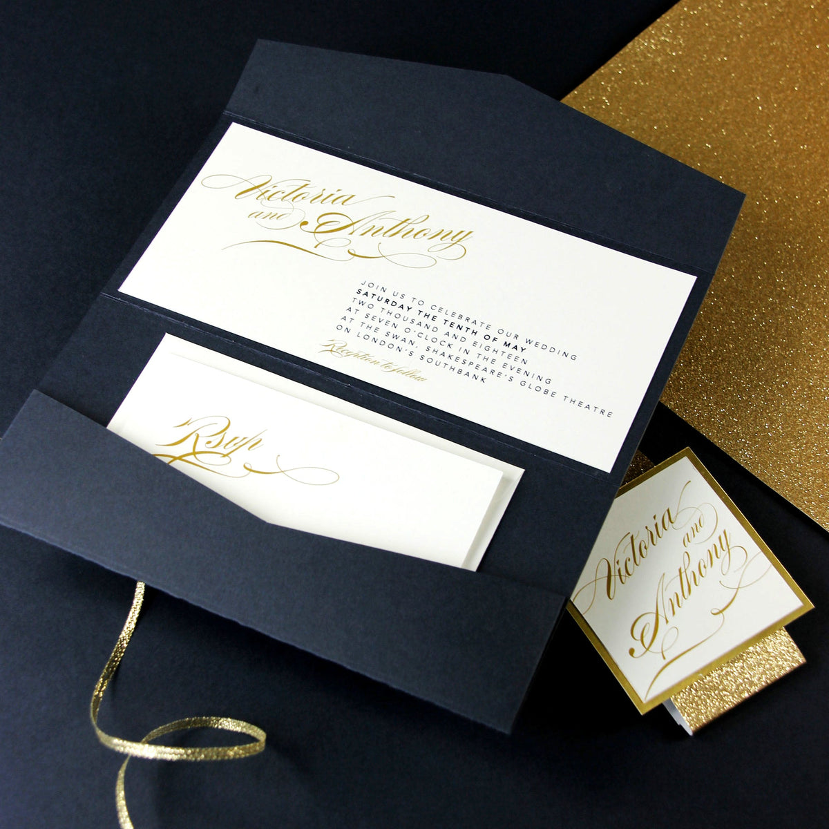 Suite per inviti di nozze con monogramma tascabile classico con monogramma blu scuro e oro