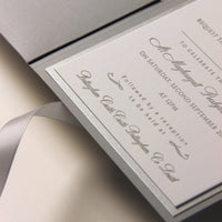 Lussuosa cartella tipografica per inviti tascabili da 710 g/m² con etichetta a specchio e nastro con fiocco