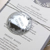 MENU abbinato a targhetta/segnaposto personalizzato in plexi argentato con felce - cordino ovale