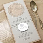 MENU abbinato a targhetta/segnaposto personalizzato in plexi argentato con felce - cordino ovale