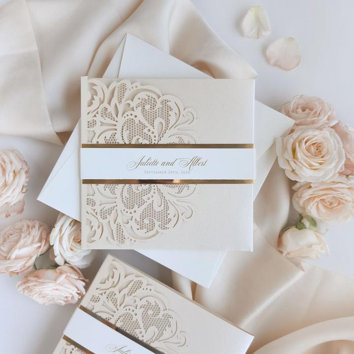 Suite de invitación de boda de lujo con bolsillo y encaje cortado con láser, color blanco y dorado, con 3 niveles: Información para huéspedes, viajes y tarjeta de confirmación de asistencia