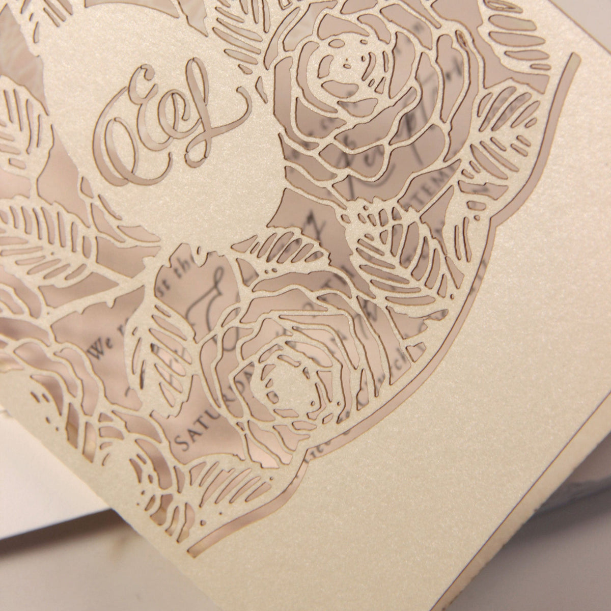 Monogramme en roses en filigrane, champagne avec invitation de la soirée de calligraphie florale élégante rose poussiéreuse