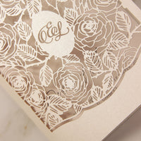 Monogramme en roses en filigrane, champagne avec une rose poussiéreuse et une ordonnance de calligraphie blanche