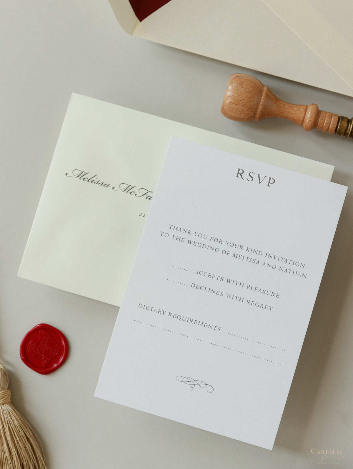 Lieu: Hodsock Priory Invitation de mariage en rouge et or | Commission sur mesure M&N