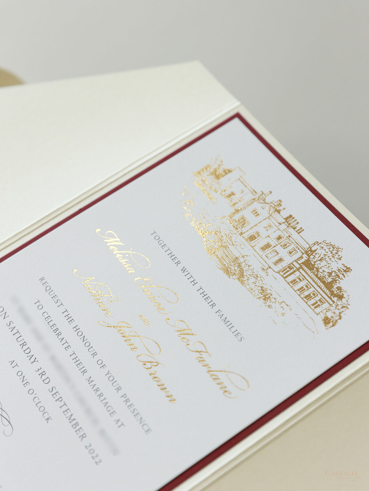 Lieu: Hodsock Priory Invitation de mariage en rouge et or | Commission sur mesure M&N