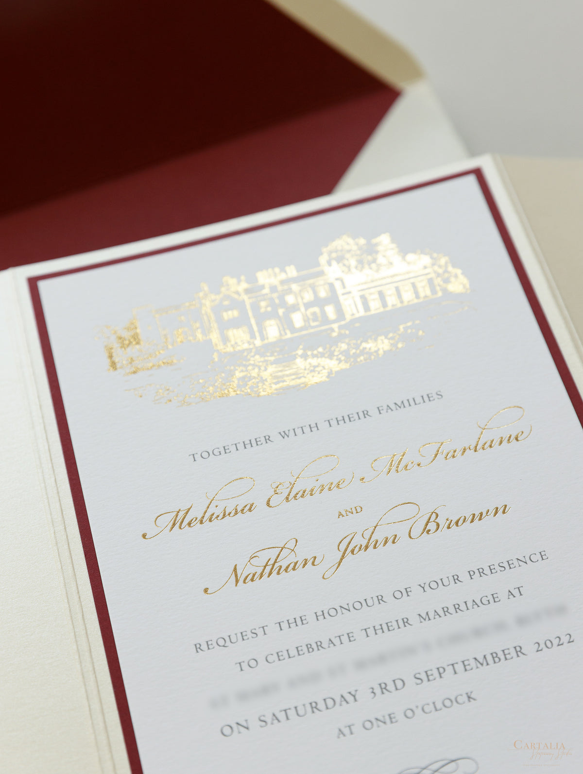 Lieu: Hodsock Priory Invitation de mariage en rouge et or | Commission sur mesure M&N