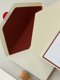 Lieu: Hodsock Priory Invitation de mariage en rouge et or | Commission sur mesure M&N