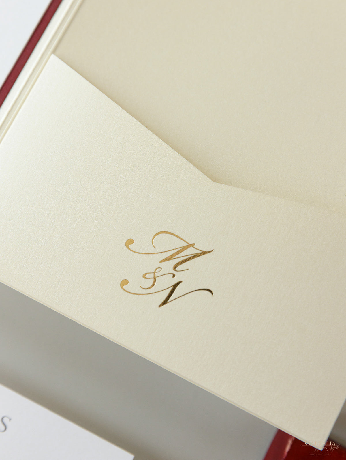 Lieu: Hodsock Priory Invitation de mariage en rouge et or | Commission sur mesure M&N