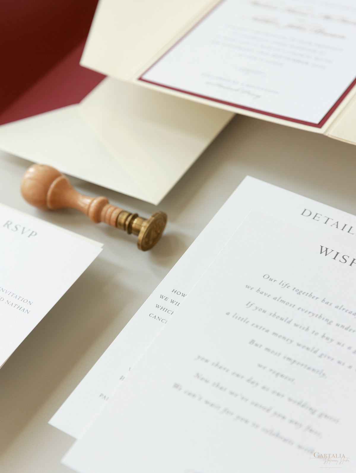 Lieu: Hodsock Priory Invitation de mariage en rouge et or | Commission sur mesure M&N