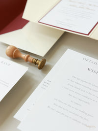 Lieu: Hodsock Priory Invitation de mariage en rouge et or | Commission sur mesure M&N