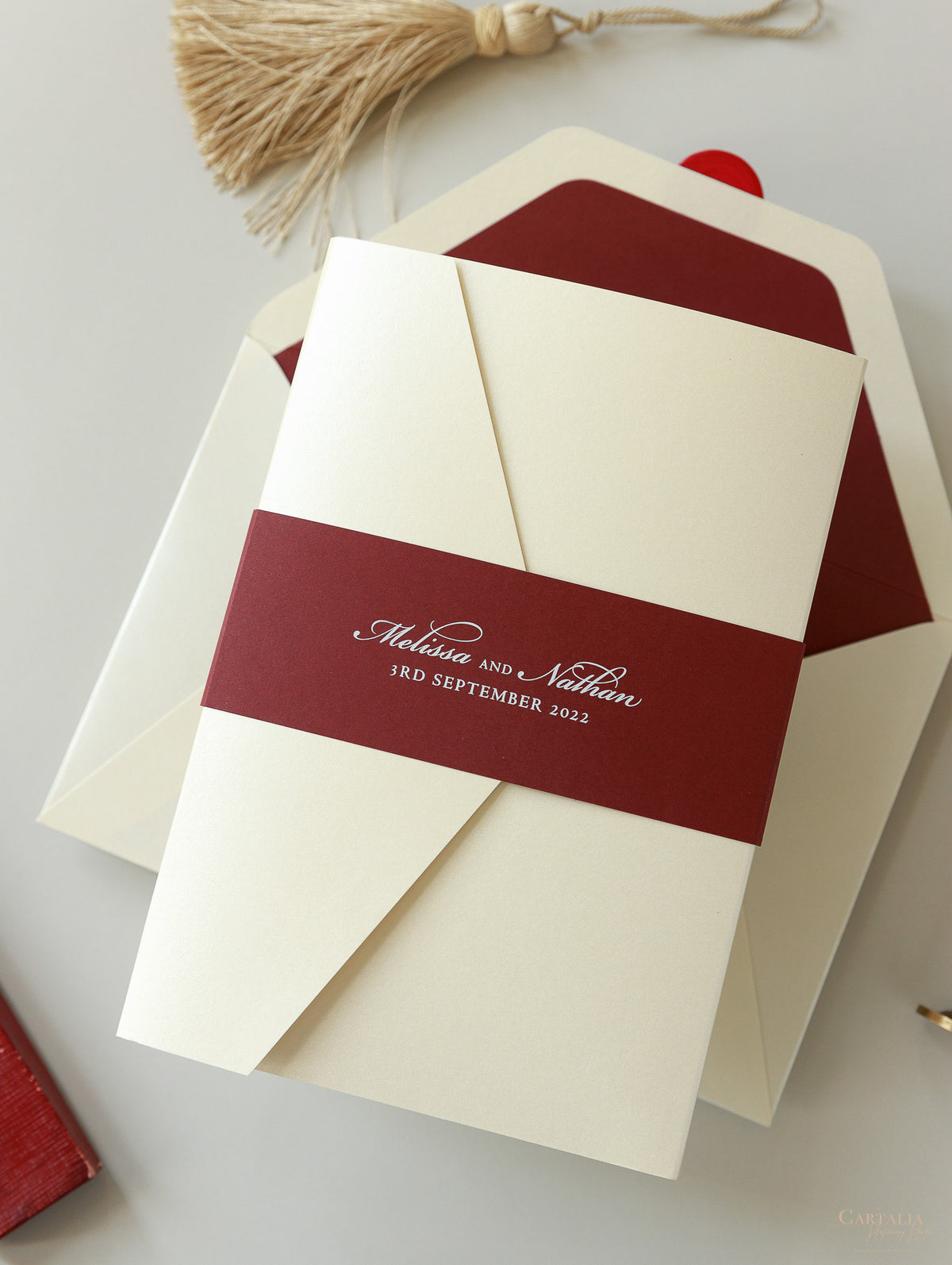 Lieu: Hodsock Priory Invitation de mariage en rouge et or | Commission sur mesure M&N