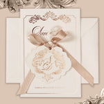 Lussuoso biglietto laminato ed etichetta con monogramma e nastro in raso. Salva la data