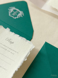 Lieu: Weylin les invitations emblématiques du lieu de mariage sur papier et le lieu de fabrication à portée de main | Commission sur mesure A&T