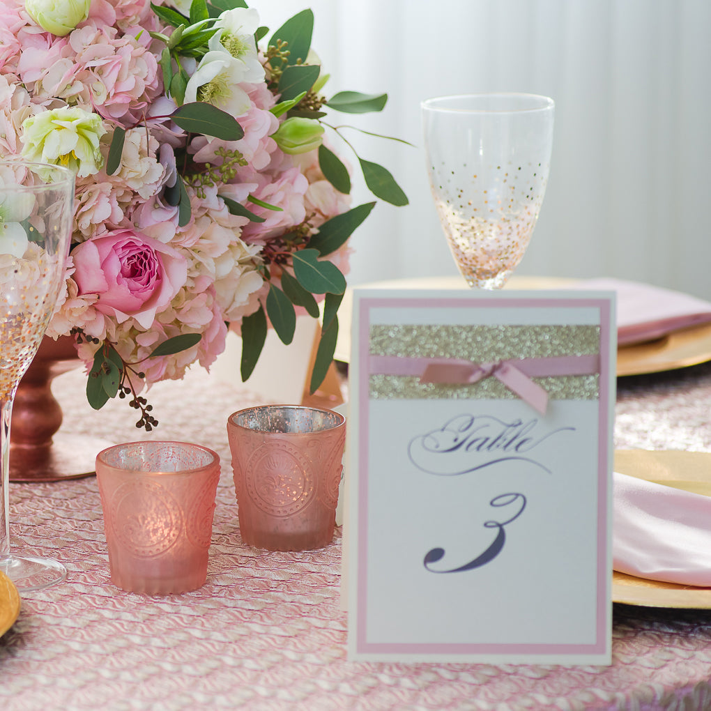 Numéro de table pour l'opulence en or rose Coupe laser de luxe avec des paillettes dorées et un ruban côtelé